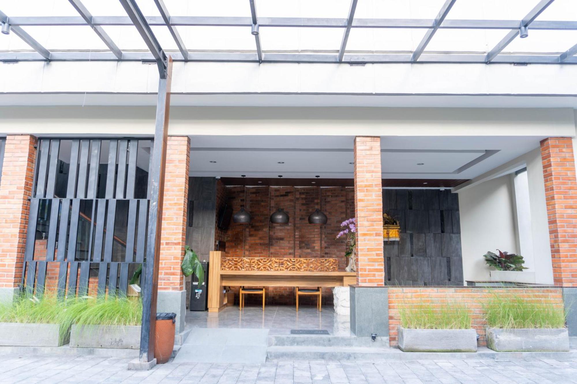 RedDoorz @ Rabasta Kuta Residence Bagian luar foto