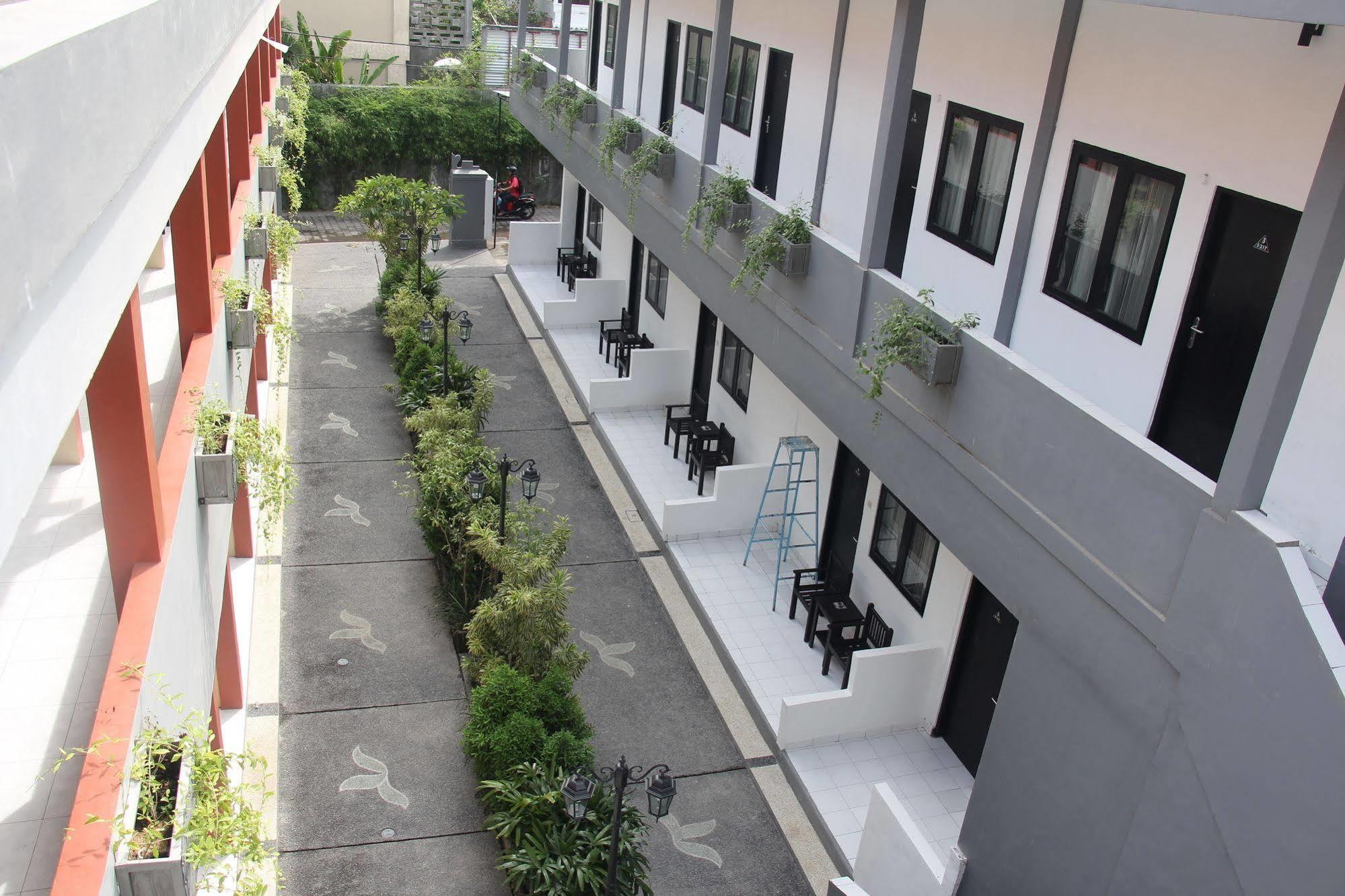 RedDoorz @ Rabasta Kuta Residence Bagian luar foto